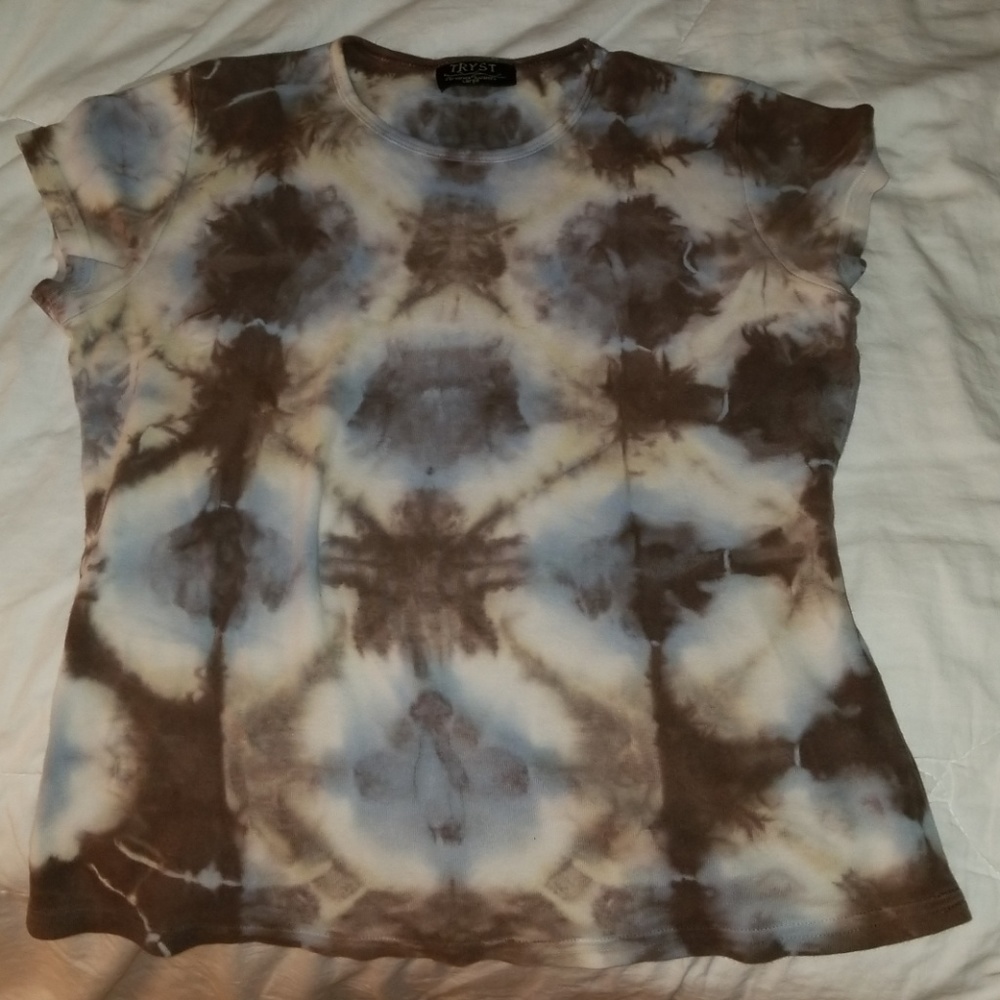 Tie dyed short sleeve top.